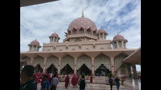 プトラモスク（ピンクモスク）Masjid Putra in Kuala Lumpur Malaysia.