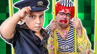 MC Divertida finge BRINCAR de ser POLICIAL e prende BABÁ ESQUISITA Pretend play with Police Costume