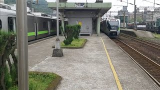 4152次北湖發車經由宜蘭線開往福隆的銀綠色微笑號EMU900型十輛一編組EMU914區間車，4005次花蓮發車經由北迴線開往樹林的銀綠色微笑號EMU900型十輛一編組EMU904區間快車