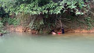 Đi câu cá và lặn bắt cá suối ( Go fishing in the stream and dive to catch fish ).