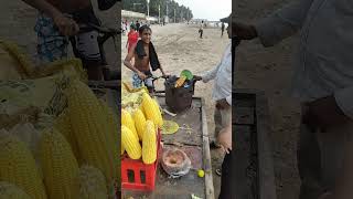 Vendor selling putta (sweet corn) at Juhu beach, Mumbai.!#shorts #exploring #mumbai