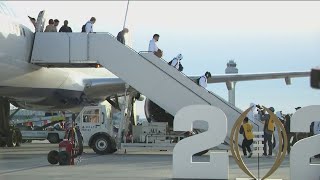 Notre Dame football team arrives in Atlanta