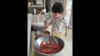 꽃새우 vs 백고동, 4살 아기의 선택은? #먹방 #아기먹방 #mukbang #babymukbang #꽃새우 #백고동