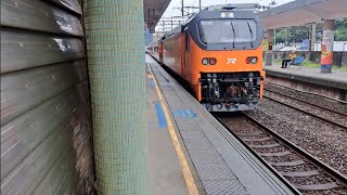 8772次七堵發車開往台東的E500型鳴日色金光牌E505單電力機車頭+六節PP車廂試運轉列車，207次壽豐發車開往樹林的EMU3000型十二輛編組EMU3021皮蛋豆腐騰雲號綠色帶新城際自強號列車