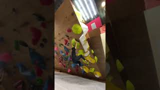 士林紅石攀岩館 - 螢光黃V4大斜板｜抱石。攀岩。紀錄｜ #bouldering #rockclimbing #shorts