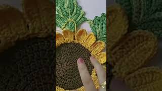 آموزش کامل اپلیکه گل آفتابگردان در قسمت ویدیو چنل موجوده.#crochet#قلاببافی#روتختی#آموزش_قلاببافی