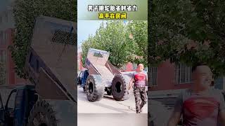 男子搬轮胎省时省力，高手在民间