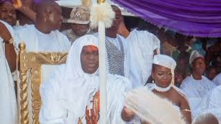 OONI OF IFE SH0ÇKED AS OLORI ASHLEY KNƐLT TO C0NF3SS TO HIM