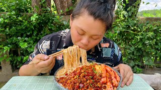 幹完活煮一大碗米粉，配上一堆泡椒和肉末，加幾根香腸爆辣過癮Today eat delicious spicy Rice noodles