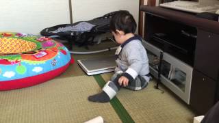 【遊び】パパのPCで遊ぶ生後11ヶ月の赤ちゃん ベビちゃんねる 赤ちゃん成長記録動画 もっちゃん動画