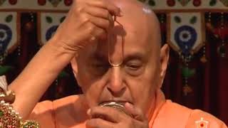 Pramukh swami Maharaj doing Tilak chandlo