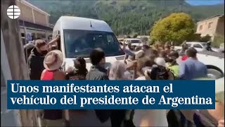 Unos manifestantes atacan el vehículo del presidente de Argentina en Chubut