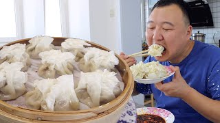 For breakfast, the guy eats Inner Monte-colored lamb siu mai, with spicy and vinegar,