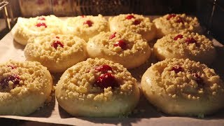 Buns with vanilla cream and strawberries (10 pieces)