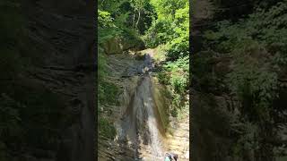 Водопад Хвост Дрозда. Расположен в Щели Виноградова, в п.Широкая Щель. Коорд.: 44.599355, 38.168308