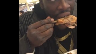 Rico Recklezz BULLIES Ewol Samo for eating African food when he was eating KFC!!!