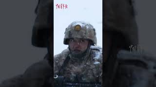 海拔5020米，边防官兵在齐腰深的雪地里展开巡逻。致敬边防军人！