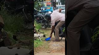 ഇതുവഴി പോയ പലരും ഈ ചേട്ടനെ കണ്ടിട്ടുണ്ടാകില്ല. എനിക്ക് ഇങ്ങനുള്ള കാഴ്ചകൾ  നിങ്ങള്ളിലേക് എത്തിക്കാൻ