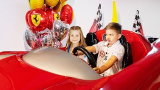 Diana y Roma Fin de semana divertido con los padres en el parque temático Ferrari World en Abu Dhabi