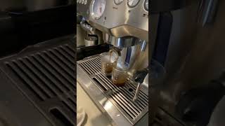 现磨cappuccino卡布奇诺咖啡。卡布奇诺是一种加入同量的意大利特浓咖啡和蒸汽泡沫牛奶相混合的意大利咖啡。