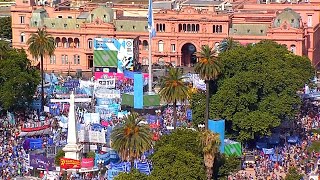 Arrancó el festival musical en Plaza de Mayo ante miles de personas