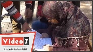 بالفيديو.. رئيس لجنة بحدائق القبة يساعد عجوز على التصويت فى الاستفتاء