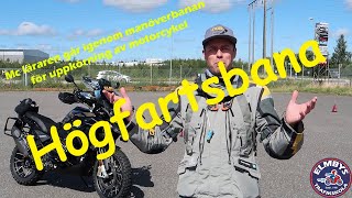 Mc-läraren kör högfarts bana på uppkörningen med en BMW R1250GS