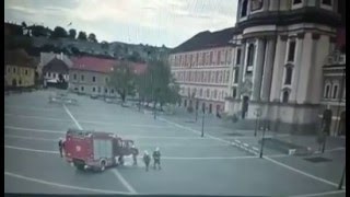 Beszakadt a Dobó téri szökőkút a tűzoltó autó alatt CCTV