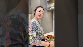 公司小伙伴一直想尝尝嫂子的手艺，就在家里吃海鲜大餐吧美食年货清单海鲜好东西上新了沃尔玛