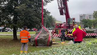 Kielce. Przeniesienie pomnika Hilarego Mali do ogrodu botanicznego (23.09.2021)