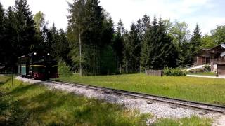 2016 05 11 11h54 Freilichtmuseum Großgmain   Schmalspurbahn vor der Haltestelle Tennengau