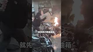 敲響警鐘！ 故障機車在檢修時自燃，幸好最後用乾粉滅火器成功滅火。#注意安全