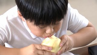 岡山特産の白桃 丸ごと1玉が給食のデザートに　産地の小学校で行われた食育授業で「今まで見た桃よりめっちゃ白かった」【岡山】