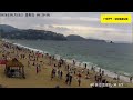 🔴广东海边沙滩，海风佛面，海滨公园众多游客在海边游玩！近日华南多地降雨频繁。🌍提醒大家注意防范大风、降雨影响。祝大家出行平安！