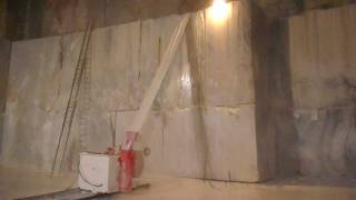 Bed cutting in Carrara marble quarry