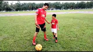 Ayah melatih Bagas bermain bola (part 1)