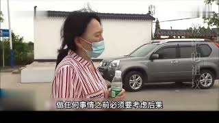 母亲坟墓被邻居砸毁，子女愤怒开挖掘机报复，村干部劝说要讲大局