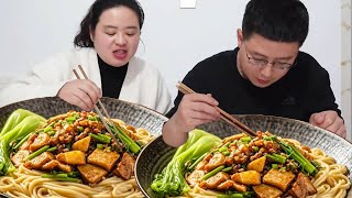 丹丹在家制作下馆子必点的小炒肉盖面，做法简单浓香入味，经常挑食的硕硕也吃了一大碗！#胖手手丹丹