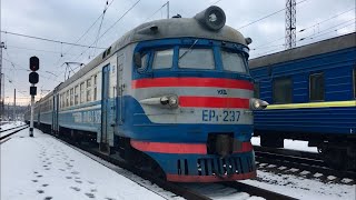 Электропоезд ЭР1-237 прибывает на станцию.