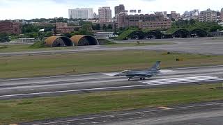 #f16 #f16_fighter_jet #f16fighter #f16fighterjet F-16 起飛 takeoff，後燃器全開超震撼