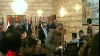 Raw : Iraqi Journalist Throws Shoe at Bush