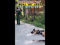 警犬看到教官懷抱“小狗”，躺在地上“撒嬌”讓教官背，警犬：誰還不是一個寶寶呢？ china 熱門 生活 警犬撒嬌 警犬也是寶寶 搞笑 funny 有趣