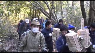 名張から東大寺へ調進　たいまつ肩に山道歩く