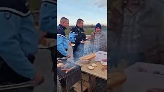 🍽️ At the Agricultural Show, farmers and police officers are having lunch together! 😄