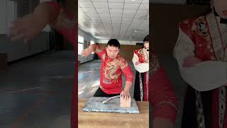 中国功夫：猛男把扳手掰弯Chinese Kung Fu: A tough guy bends a wrench