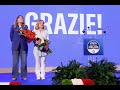 Giorgia Meloni canta emozionata l'inno di Mameli al termine del suo discorso sulle europee