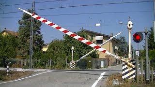 Spoorwegovergang Borgomanero (I) // Railroad crossing // Passaggio a livello