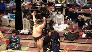 溜席の妖精さんが移動！ 大相撲3月場所初日  Mysterious lady is sitting in the center seat. March SUMO TOURNAMENT 1st day.