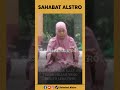 para ibu ibu tetap ikut berdoa usai sholat idul fitri meskipun diguyur hujan lebat