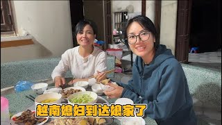 湖南回越南：小月到达越南娘家 妈妈杀鸡等着 还发出灵魂拷问问题